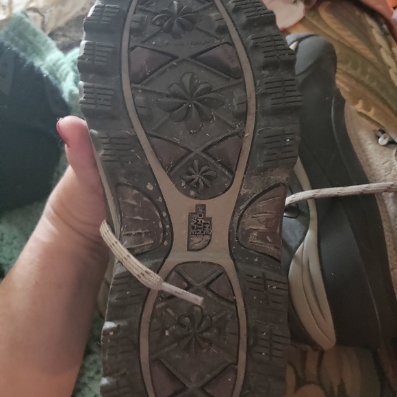 Woman size 9 North Face solid winter boot - Picture 5 of 6